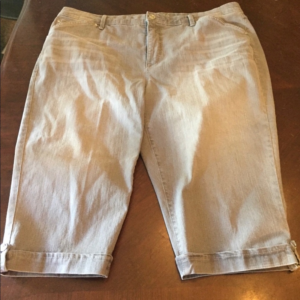 Gloria Vanderbilt gray denim capris 16W